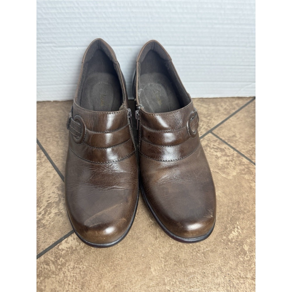 Clarks Boots Womens 9M Brown Ankle Booties Leather Heels Buckle Side Zip